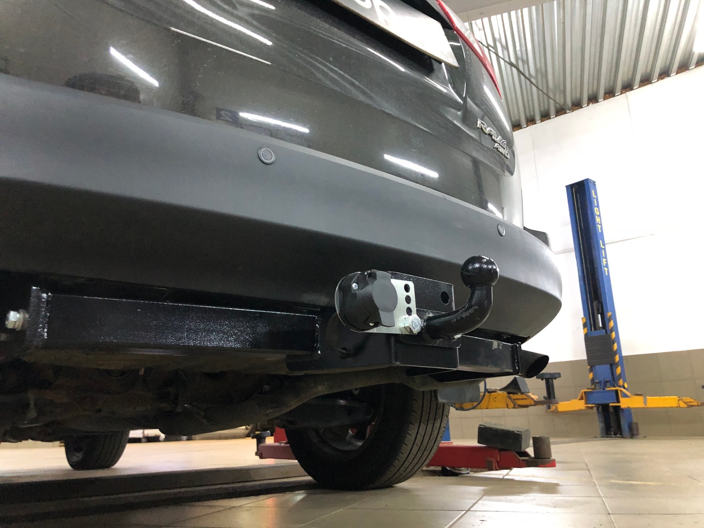 Установили фаркоп Лидер Плюс для Toyota RAV4 2012-2019 г.в. Установили фаркоп Лидер Плюс для Toyota RAV4 2012-2019 г.в.